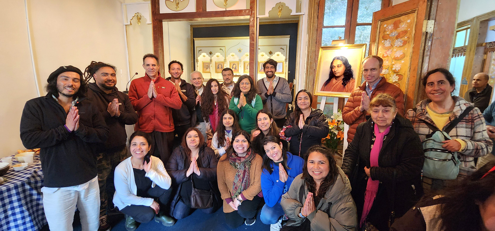 Brothers Ekananda and Dhyanananda concluded their tour with a weekend program for members in Valparaiso, Chile.