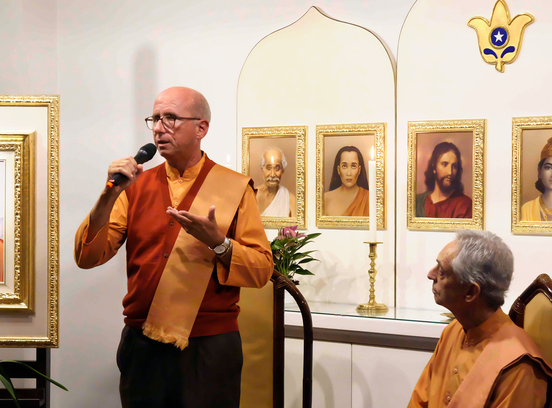 Brother Vidyananda speaks to Milano devotees.