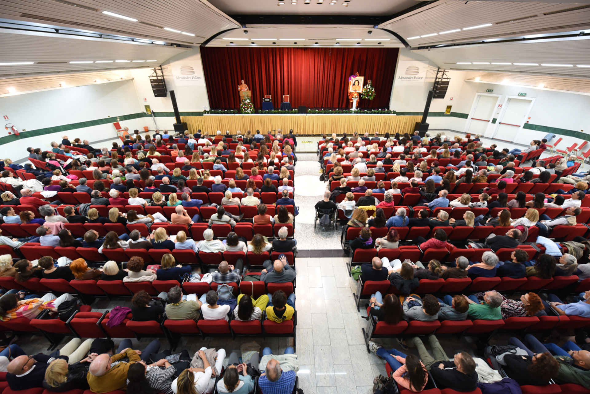 Brother Sevananda and Brother Vidyananda then traveled to Abano Terme to conduct weekend events there. They were joined here by Brother Vajrananda.