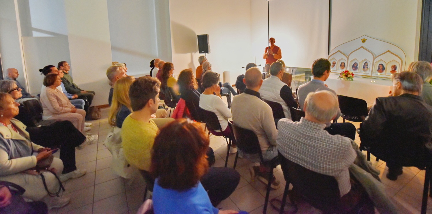Brother Vidyananda speaking on Paramahansaji's teachings in Verona