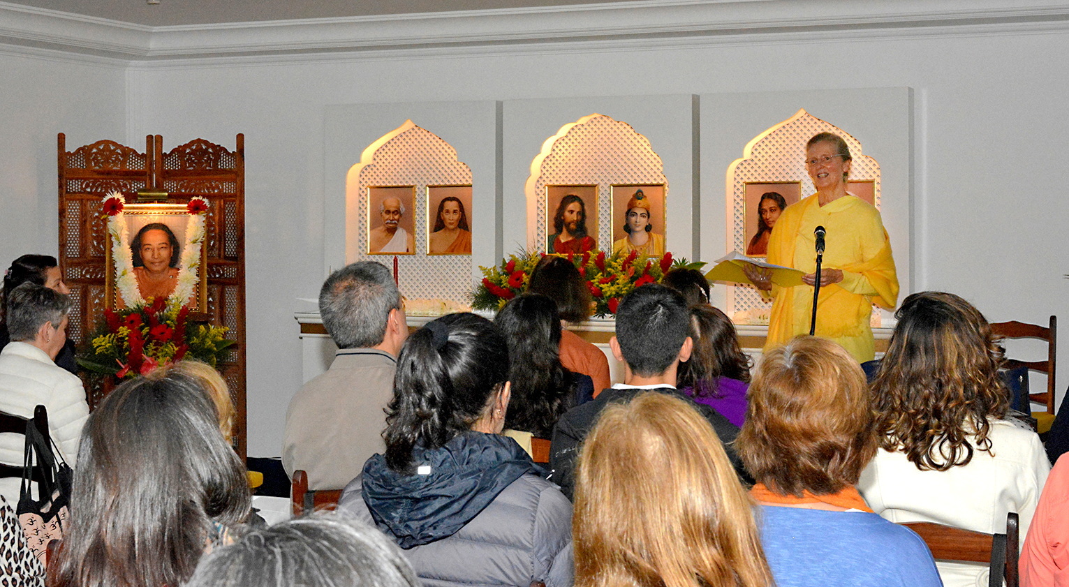 Brahmacharini Sophie speaks to devotees at the beginning of the retreat.