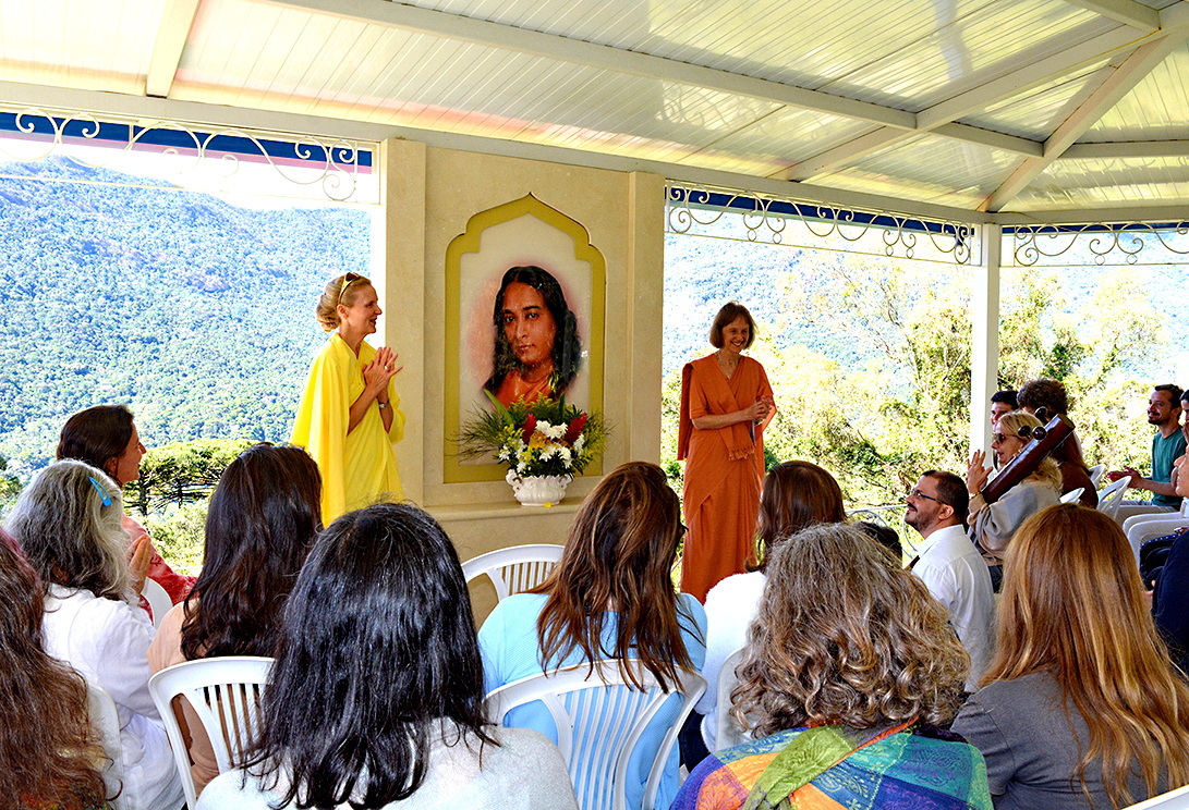 Sister Bhavani and Brahmacharini Sophie conduct the closing class at the Itamonte Retreat's "Guru Mandir."