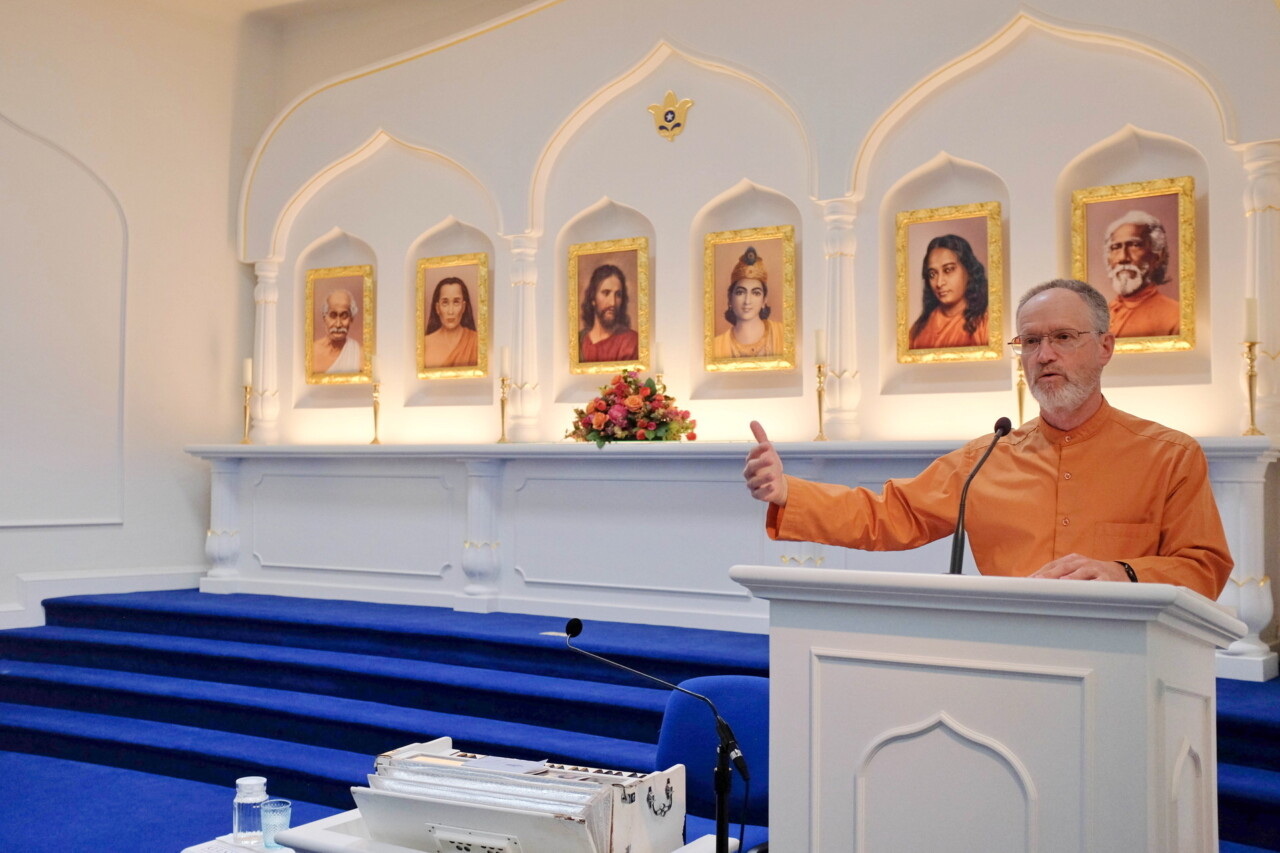 20240418 21 London UK Bro Muktananda Lectern exp