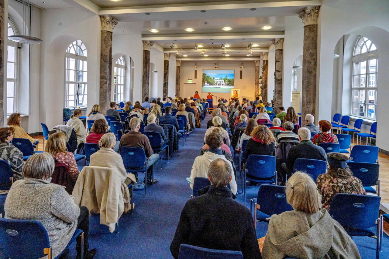 DSC09960 Dec 4 Satsanga Germany Sr Draupadi Sr Brahmani exp